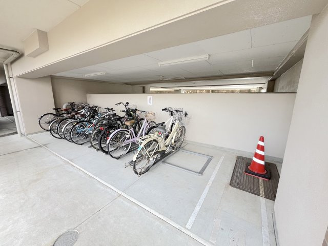アーバンパレス春日一の谷の駐輪場