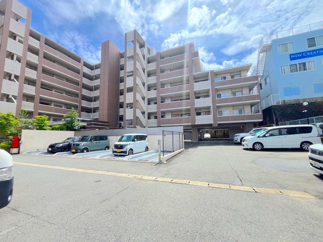 アーバンパレス春日一の谷の駐車場