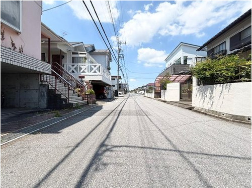野田市五木新町　中古戸建　昭和63年築の前面道路含む現地写真
