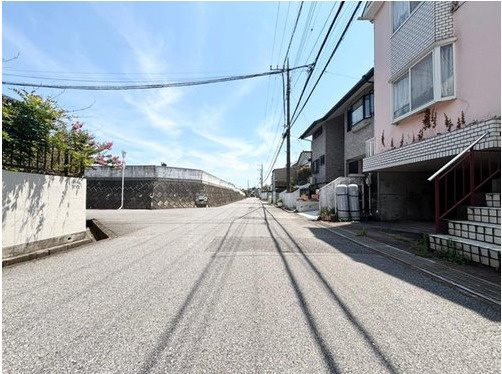 野田市五木新町　中古戸建　昭和63年築の前面道路含む現地写真