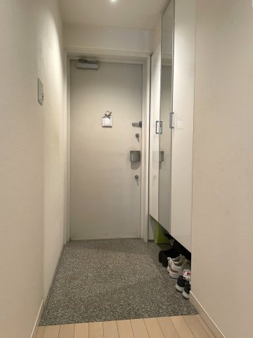 アルファステイツ広公園の玄関|天井高の玄関収納がついており、靴などしっかりと収納することができます。