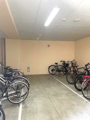 アルファステイツ広公園の駐車場|駐輪場、バイクスペースはフリースペースとなっています。ご使用の場合は有料の専用ステッカーが必要です。