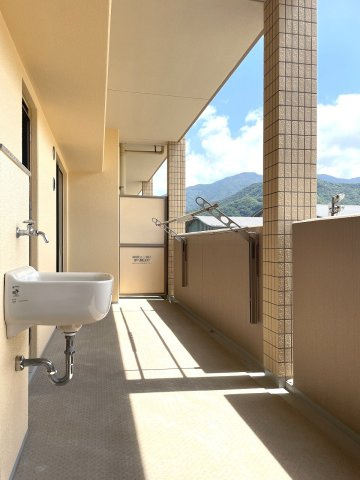 アルファステイツ広公園のバルコニー|ワイドスパンのバルコニーには、スロップシンクも完備されています。