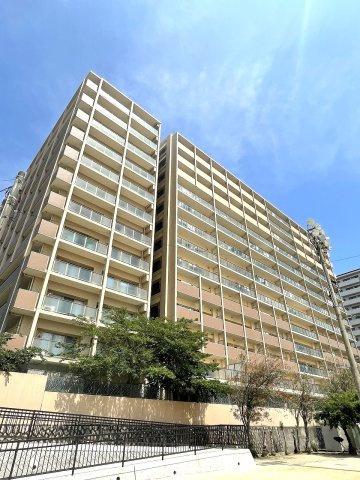 アルファステイツ広公園の外観|広公園横に位置するマンションです。日当たり、通風も良好です。