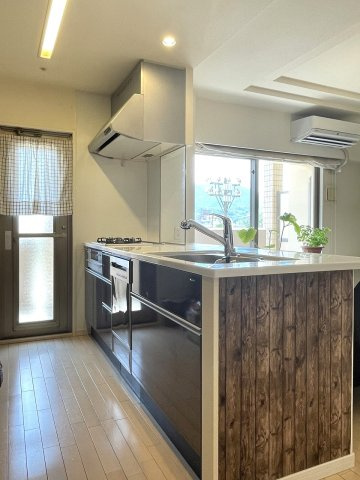 アルファステイツ広公園のキッチン|キッチンは、浄水器付水栓、3口ガスコンロ、食器洗い乾燥機がついています。