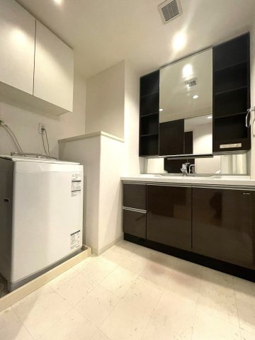 アルファステイツ広公園の洗面所|幅の広い洗面台には、収納もしっかりできます。