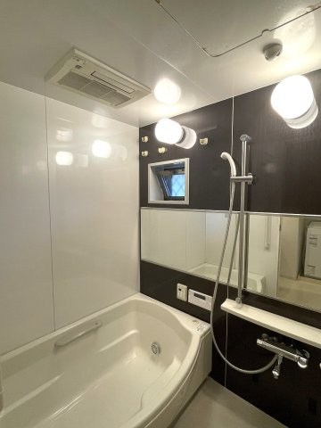 アルファステイツ広公園の浴室|浴室乾燥機付きの浴室です。窓もあり換気にも便利です。