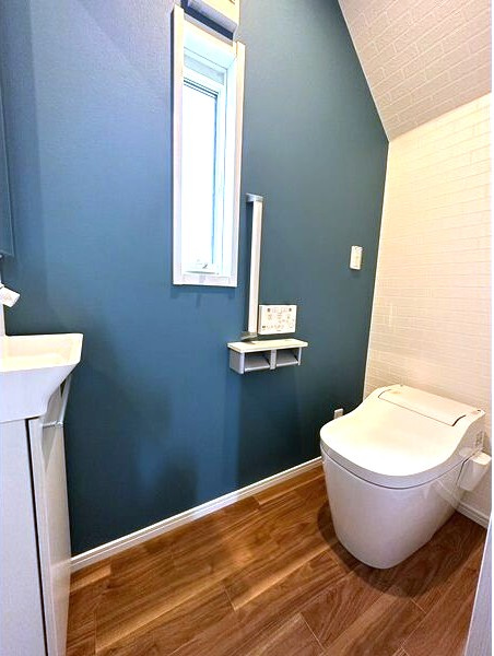 東加賀野井戸建のトイレ