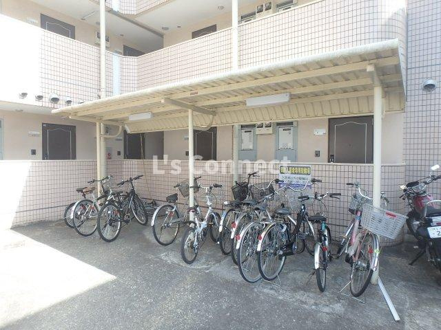 【その他共用部分】 | ブランドール八乙女 | 屋根付き駐輪場があります。