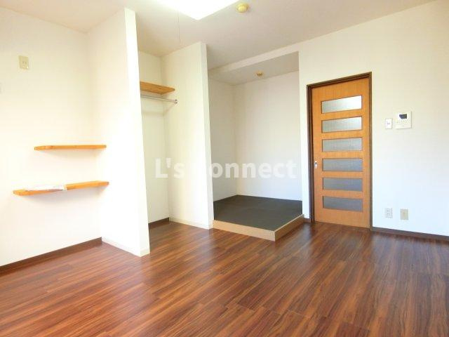 【居間・リビング】 | ブランドール八乙女 | ７帖の洋室に畳スペースもあります。