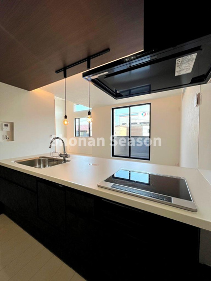 【キッチン】 | リビングと繋がるキッチンで、家族の気配を感じながら家事ができます。