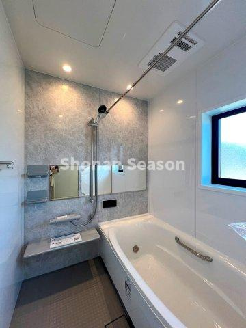 【浴室】 | ゆったり浸かれる浴槽で１日の疲れを癒せます◎