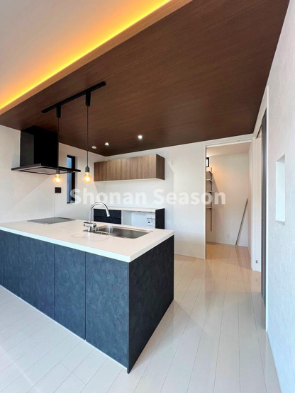 【キッチン】 | キッチン背面にはパントリーを完備◎食材や日用品のストックもすっきり収納できます。