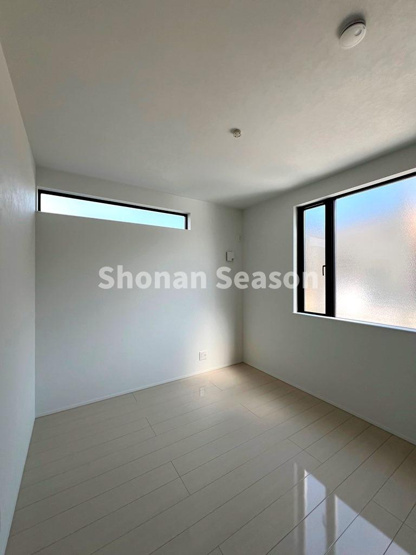 【洋室】 | 2面採光で明るさたっぷり♪ プライベート空間にぴったりの洋室です◎