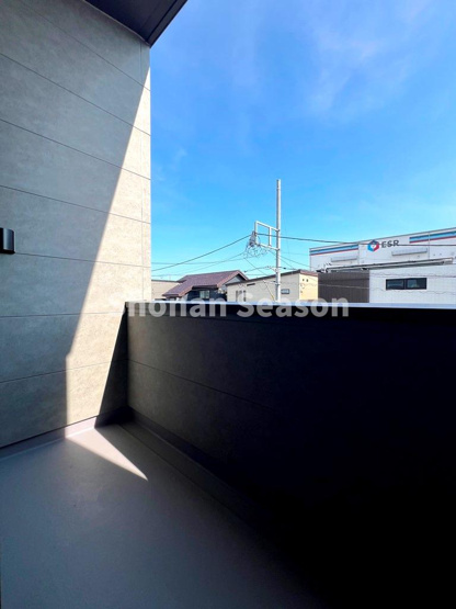 【バルコニー】 | リビングから直接出入りできる便利なバルコニー♪ 洗濯物やちょっとした休憩にもピッタリです。