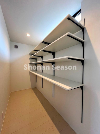 【収納】 | 使い勝手の良いパントリー付きで、生活感を隠してキッチン周りをいつも清潔に♪