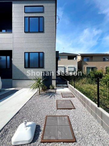 【外観】 | 玄関アプローチまでゆとりのある空間設計で、住まう人を心地よく迎えます◎