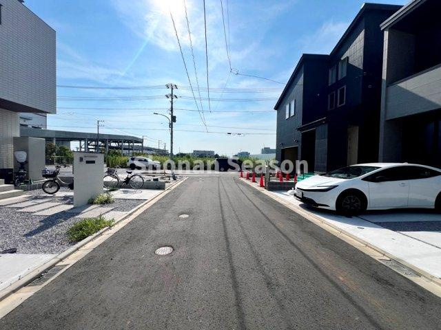 【前面道路含む現地写真】 | 並列2台駐車可能なカースペースございます。お車を複数台所有されているご家庭も安心です♪