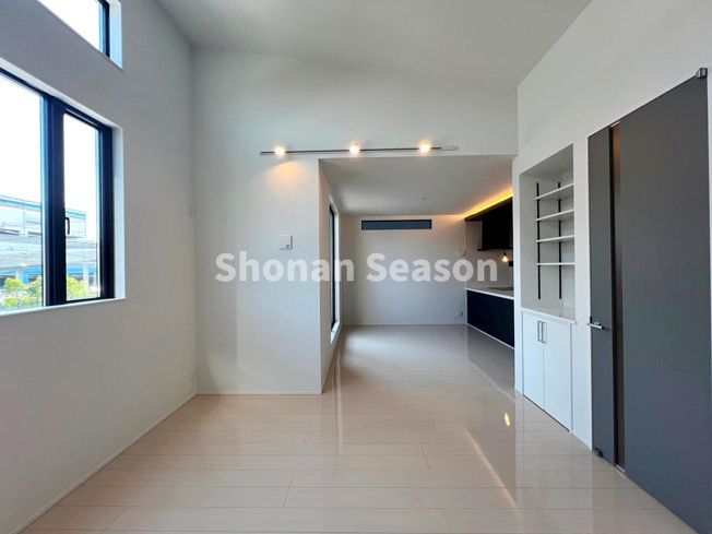 【内装】 | 広々としたリビングは、インテリアの配置もしやすく自分好みにアレンジ可能です◎