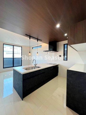 【キッチン】 | 調理スペースが広く、お料理好きの方にも嬉しいキッチンです。