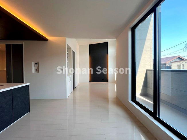 【内装】 | 窓から自然光が差し込み、明るく快適な家族団らん時間を過ごせます◎