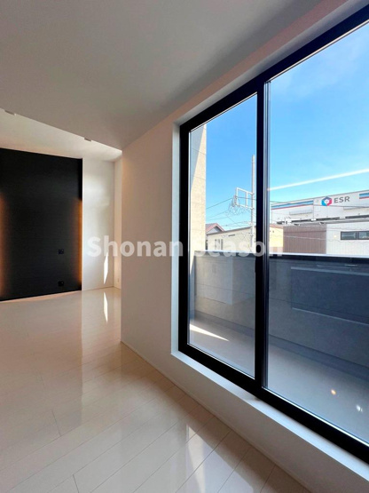 【内装】 | 窓からの光で心地よく過ごせるキッチン◎朝の支度も気持ちよくスタートできます♪