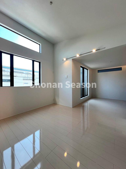 【内装】 | 広々とした空間に陽光がたっぷり差し込み、心地よい暮らしを演出します。