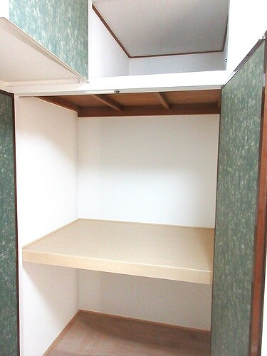 ライオンズマンション鶯谷第３の収納|納戸約3.0畳　押入