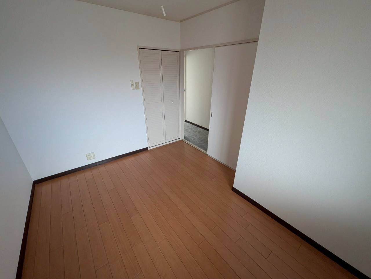 長興寺こよしマンションの洋室