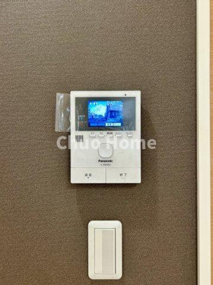 【セキュリティ】 | 葛飾区水元2丁目中古住宅 | 【モニターホン】誰が来たかすぐにわかるカラーモニター付きインターホン。通話ボタンを押すまでは室内の音は漏れていませんので相手を確かめてから応対できます。
