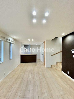 【キッチン】 | 葛飾区水元2丁目中古住宅 | 視界に広がりを生むオープンなキッチン。料理や片付けをしながら、家族との会話を楽しんだり、リビングで遊ぶ子どもを見守れます。ご見学時には家具の配置などもイメージしながらぜひご覧になって見て下さい。