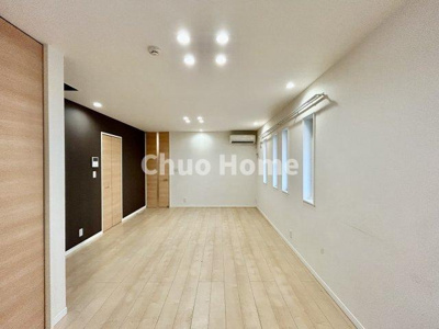 【居間・リビング】 | 葛飾区水元2丁目中古住宅 | 【リビングダイニング】一日の中で多くの時間を過すことになるリビングダイニングだからこそ、いつも穏やかな空間であることが必然。爽やかな通風と採光を存分に感じる事が出来る空間です。