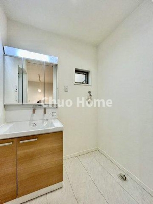 【ランドリースペース】 | 葛飾区水元2丁目中古住宅 | 【ランドリースペース】担当者がスケールを持ち歩いておりますので、ご見学時には現在お使いの洗濯機などがきちんと収まるかなどもチェックして下さい。見学前に測っておくと非常に便利だと思います。