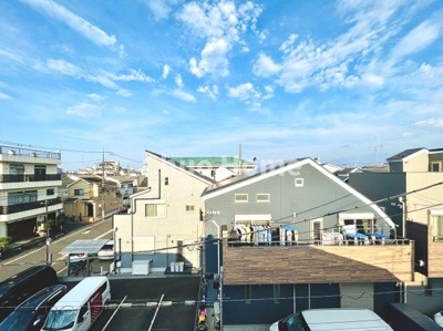 【展望】 | 葛飾区水元2丁目中古住宅 | 手を伸ばせば、ふれることが出来そうな環境が、そのままインテリアになったような印象です。その豊かな眺望にふさわしい空間には、通風・採光にも優れ、心地よい光と風があふれています