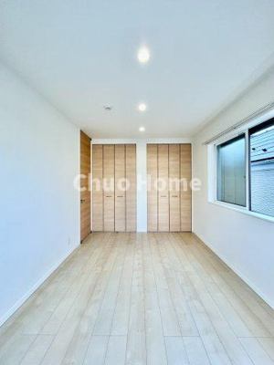 【洋室】 | 葛飾区水元2丁目中古住宅 | 【洋室】快適に過ごす条件は、一人ひとり違います。だからこそ飾り過ぎないシンプルな内装と偏り過ぎないデザインで統一しております。居住していく中でオーナー様だけの【マイホーム】に創り上げて下さい