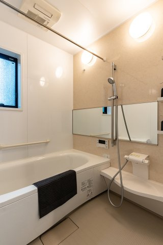 【浴室】 | 高槻市千代田町　新築戸建て♪ | 【同社施工例写真】
2階浴室は16×20の広々タイプ♪