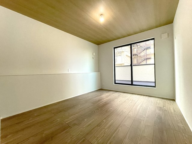 【洋室】 | 高槻市千代田町　新築戸建て♪ | 【同社施工例写真】
アクセントクロスでオシャレなお部屋へ♪