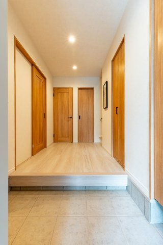 【玄関】 | 高槻市千代田町　新築戸建て♪ | 【同社施工例写真】
ウォークスルーやクローゼットなどご希望に添えて変更可能です♪