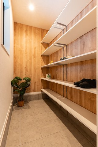【玄関】 | 高槻市千代田町　新築戸建て♪ | 【同社施工例写真】
大型シューズインクローゼット♪可動棚で収納も楽々♪