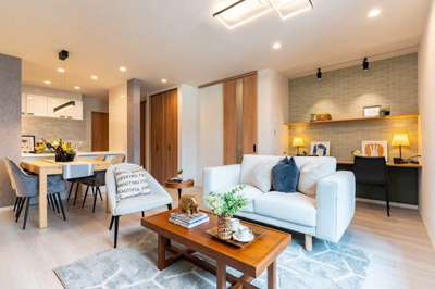 【居間・リビング】 | 高槻市千代田町　新築戸建て♪ | 【同社施工例写真】
折り下げ天井や折り上げ天井など多彩な工夫が可能です♪