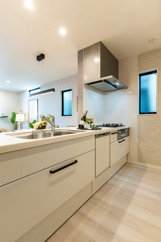 【キッチン】 | 高槻市千代田町　新築戸建て♪ | 【同社施工例写真】
システムキッチン（カウンター）食洗機＋浄水器標準仕様！