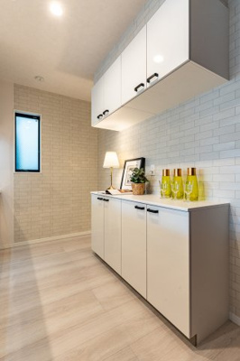 【キッチン】 | 高槻市千代田町　新築戸建て♪ | 【同社施工例写真】
収納たっぷりのカップボード標準仕様！