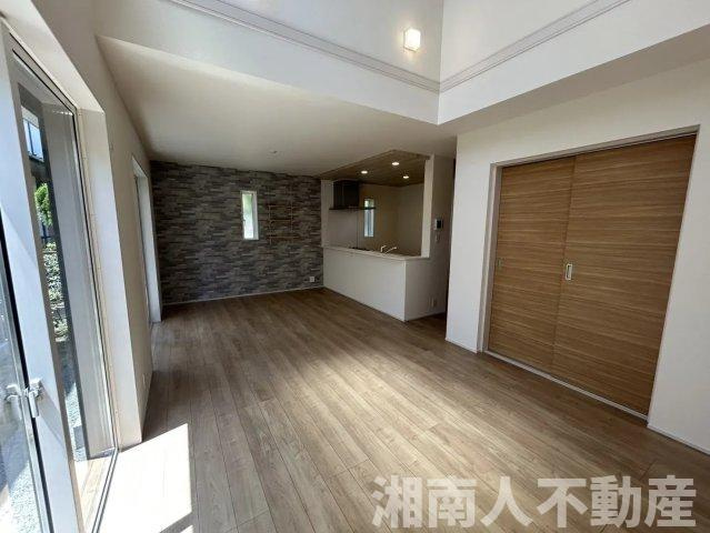 横須賀市森崎４丁目１７４８－６４新築戸建ての居間・リビング|ゆったりとした居間です