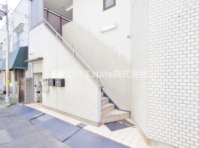 荒川ビルのエントランス