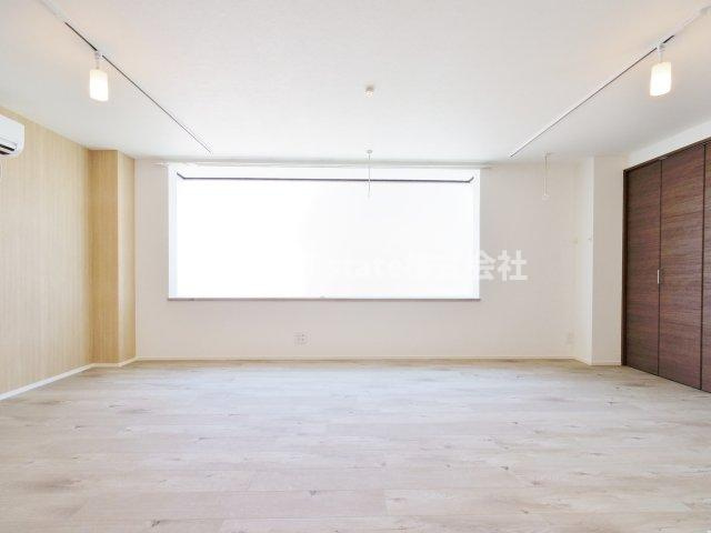 荒川ビルの洋室