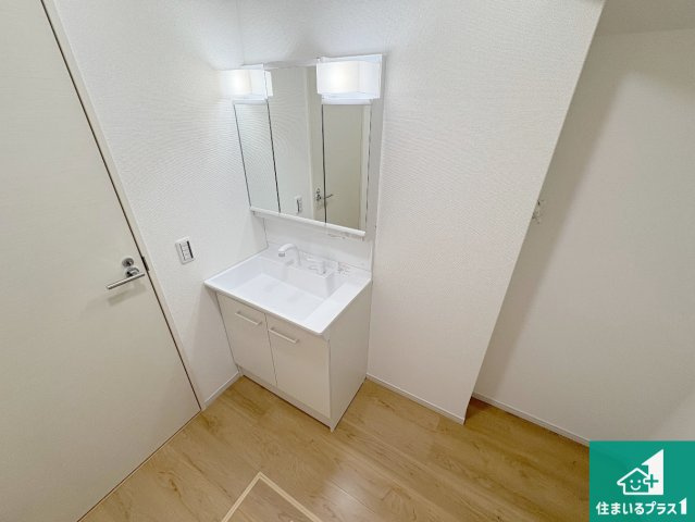 城陽市枇杷庄島ノ宮　第1期　新築一戸建ての独立洗面台|清潔感のある洗面台です。フラットな鏡は掃除がしやすく毎日清潔！鏡裏には収納があるのでスッキリとした洗面台が保てます。