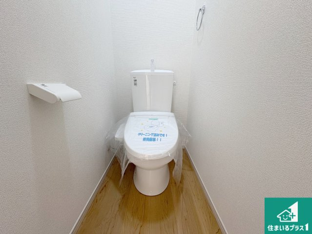 城陽市枇杷庄島ノ宮　第1期　新築一戸建てのトイレ|1・2階の2ヶ所にあるので、朝の忙しい時間の順番待ちもなく、深夜の利用にも大変便利です。