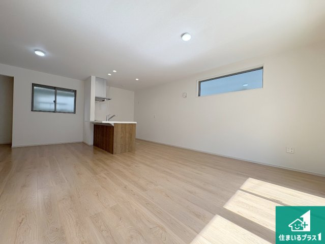 城陽市枇杷庄島ノ宮　第1期　新築一戸建ての居間・リビング|シンプルなリビングは、観葉植物等のインテリアを楽しめますね！パパ好みにも、ママ好みにも家具次第で雰囲気を変えることができます！