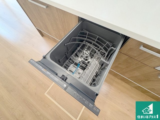 城陽市枇杷庄島ノ宮　第1期　新築一戸建ての設備|食事後の一仕事、食器洗いをボタン一つでお任せできちゃいます！場所を取らないビルトイン式なので、お料理スペースもしっかり確保！