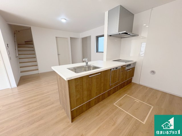 城陽市枇杷庄島ノ宮　第1期　新築一戸建てのキッチン|日当たり良好の明るいリビングで朝の目覚めもスッキリできそう！対面キッチンでご家族のコミュニケーションも自然と増える設計！小さなお子様が遊ぶスペースを作っても広々とくつろげるLDK！